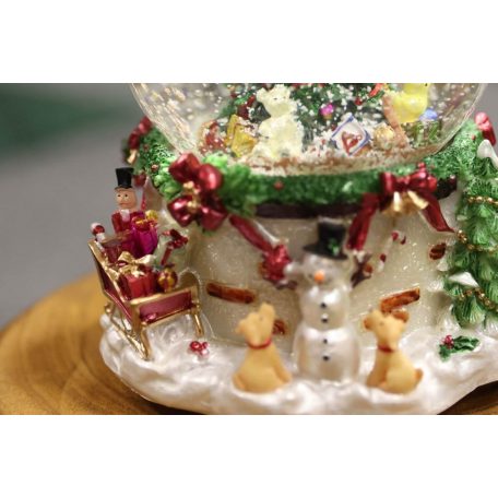 Zenélő hógömb - Maci fenyőfával - 14 cm