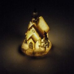 Fehér-ezüst világítós templom kicsi - 5,9x6,6x10,7 cm