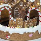 Világítós mézeskalács ház, vonattal 17,5x20 cm