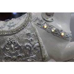   Ezüstösfehér világító lovacska ajándékokkal - 39x38x8 cm