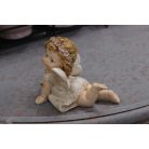 Krémszínű fekvő angyalszobor - 7 cm