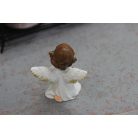 Fehér-arany térdelő angyalszobor szívecskével - 6 cm 