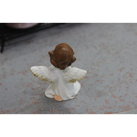 Fehér-arany térdelő angyalszobor szívecskével - 6 cm 