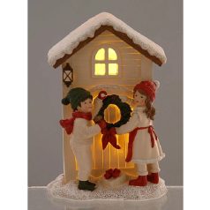 Karácsonyi fiú-lány koszorúval –LED-es - 19,5 cm     