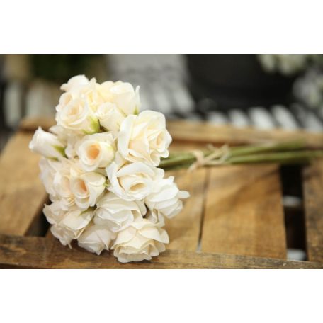 Krémszínű mű rózsa csokor - 30 cm