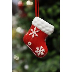 Piros karácsonyi dekorációs zokni pelyhekkel - 11 cm   