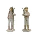 CLEEF Kisfiú dekorfigura síléccel, rózsaszín pulóverben - 9x7x21cm 