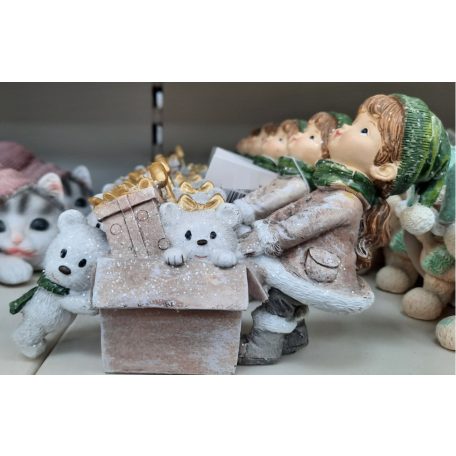 Kislány ajándékdobozzal, macival - 12 cm
