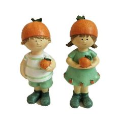Fiú, lány narancssapkában, álló - 4x3x10 cm